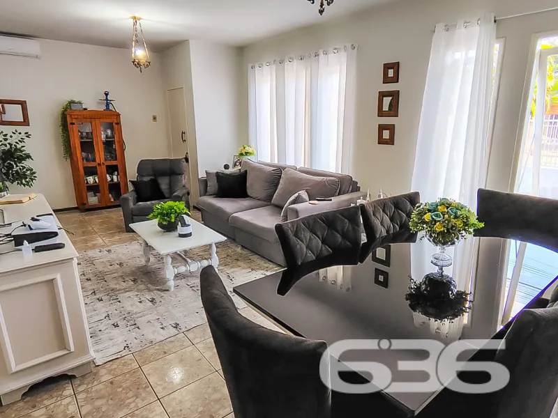 ESPETACULAR CASA COM 1 SUÍTE E 3 QUARTOS, NO BAIRR