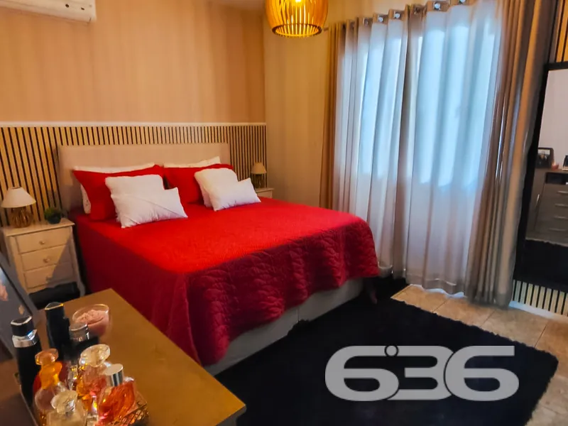 ESPETACULAR CASA COM 1 SUÍTE E 3 QUARTOS, NO BAIRR