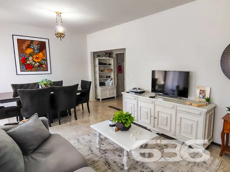 ESPETACULAR CASA COM 1 SUÍTE E 3 QUARTOS, NO BAIRR