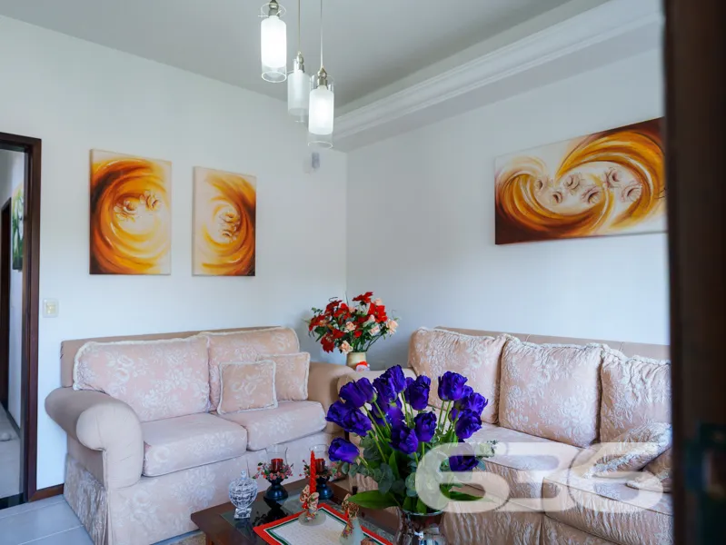 RESIDÊNCIA DE ALTO PADRÃO COM 2 SUÍTES + 2 QUARTOS