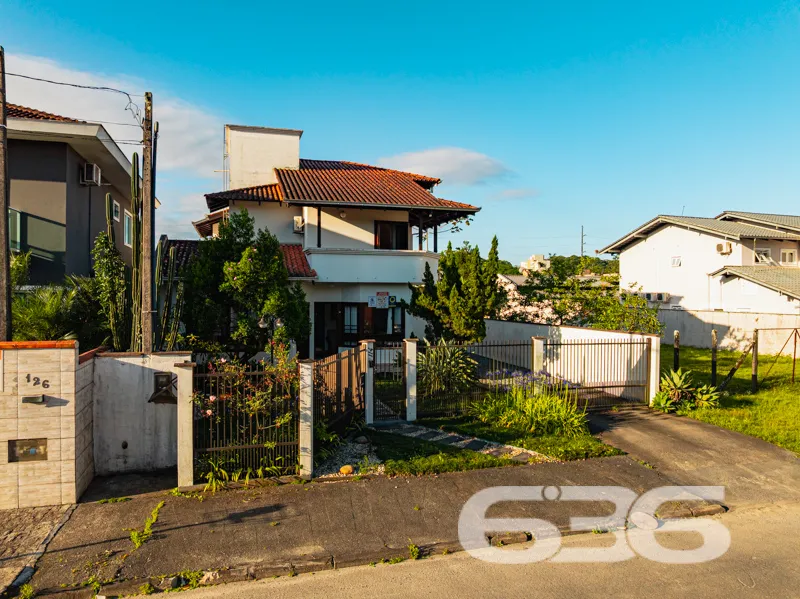 RESIDÊNCIA DE ALTO PADRÃO COM 2 SUÍTES + 2 QUARTOS