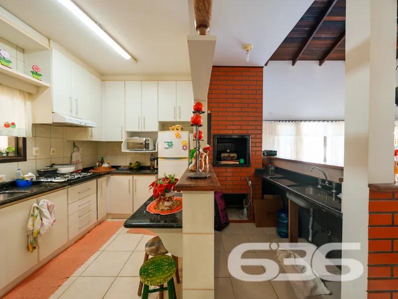 RESIDÊNCIA DE ALTO PADRÃO COM 2 SUÍTES + 2 QUARTOS