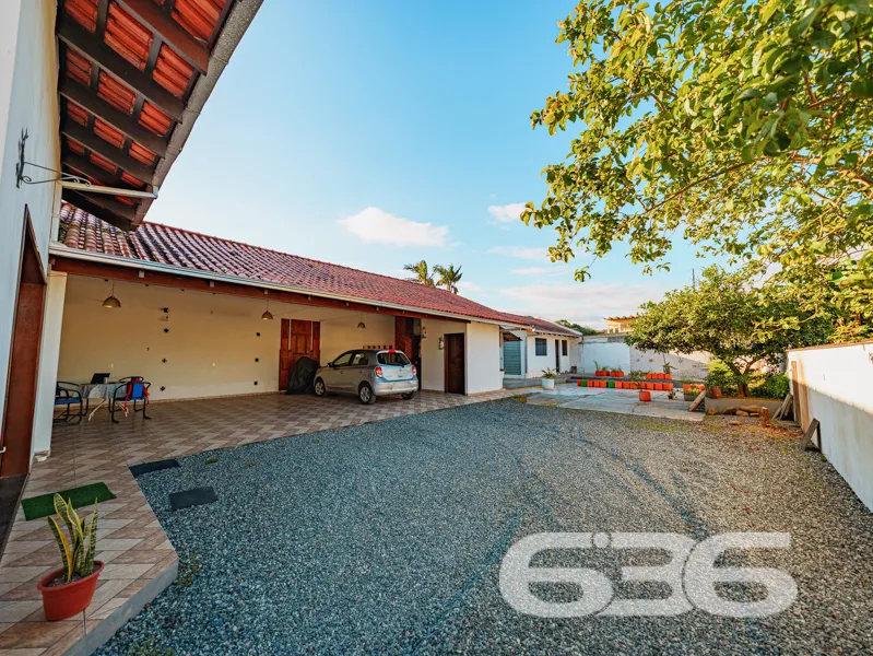 RESIDÊNCIA DE ALTO PADRÃO COM 2 SUÍTES + 2 QUARTOS