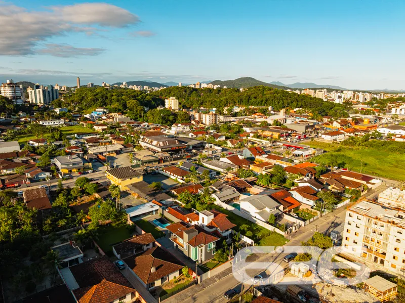 RESIDÊNCIA DE ALTO PADRÃO COM 2 SUÍTES + 2 QUARTOS