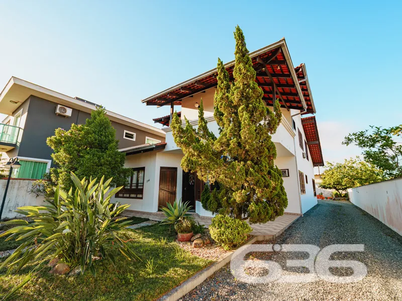 RESIDÊNCIA DE ALTO PADRÃO COM 2 SUÍTES + 2 QUARTOS