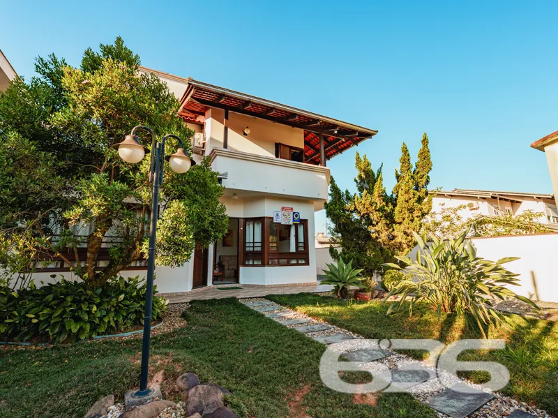 RESIDÊNCIA DE ALTO PADRÃO COM 2 SUÍTES + 2 QUARTOS