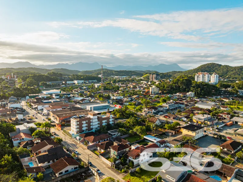 RESIDÊNCIA DE ALTO PADRÃO COM 2 SUÍTES + 2 QUARTOS