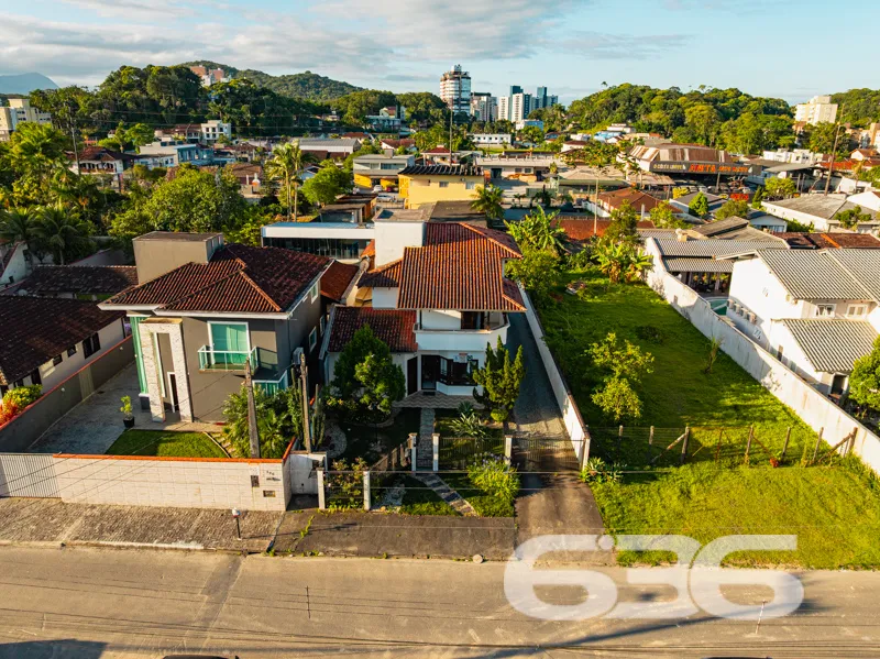 RESIDÊNCIA DE ALTO PADRÃO COM 2 SUÍTES + 2 QUARTOS