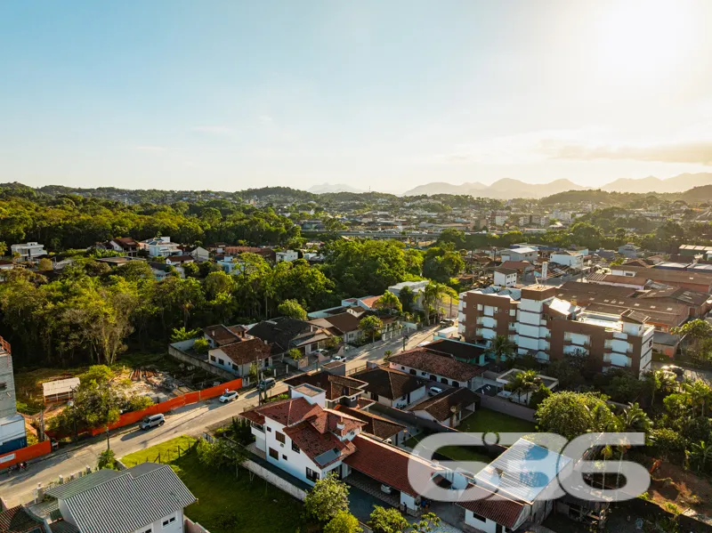 RESIDÊNCIA DE ALTO PADRÃO COM 2 SUÍTES + 2 QUARTOS