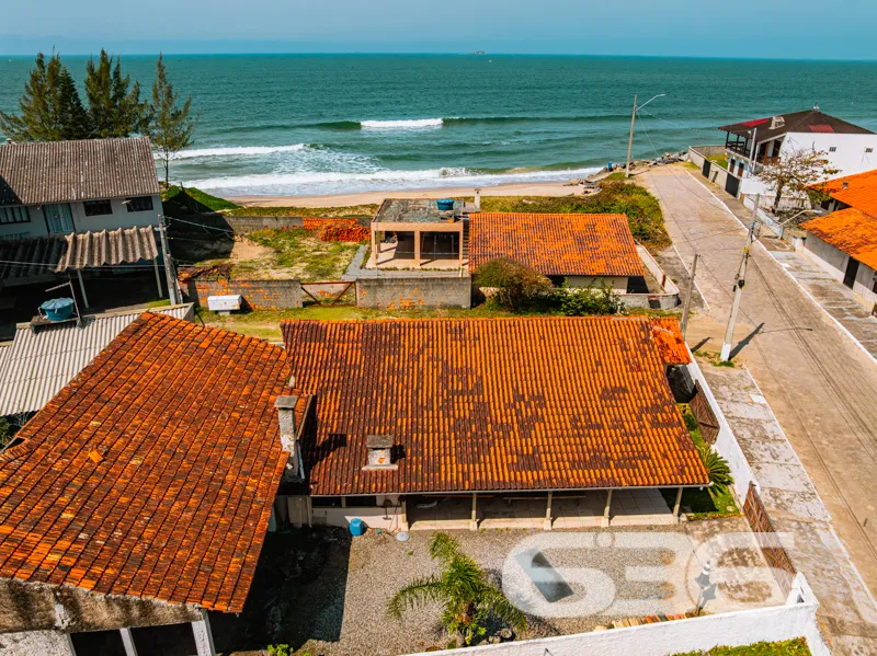 Residência térrea à venda no Centro de Balneário B