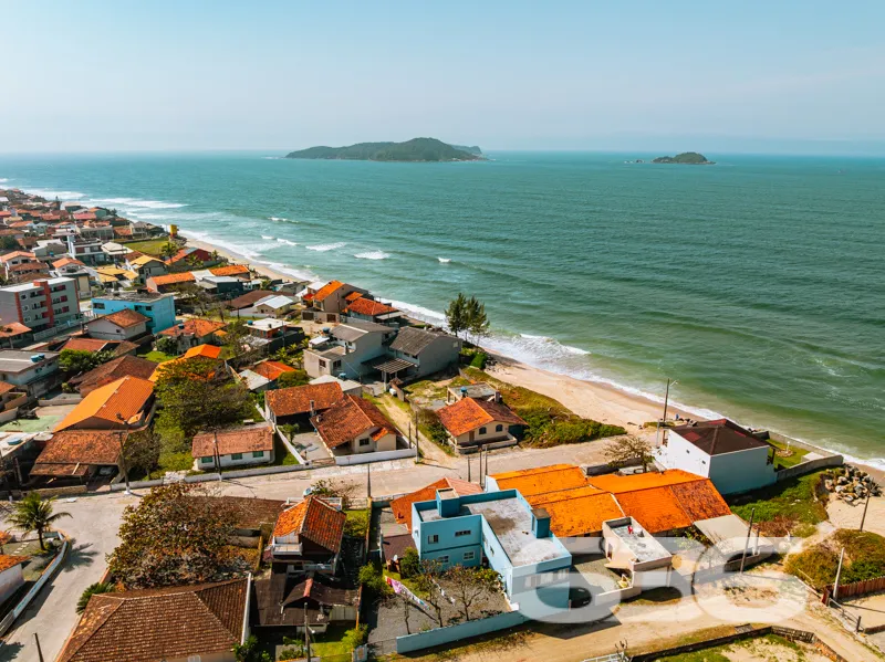 Residência térrea à venda no Centro de Balneário B