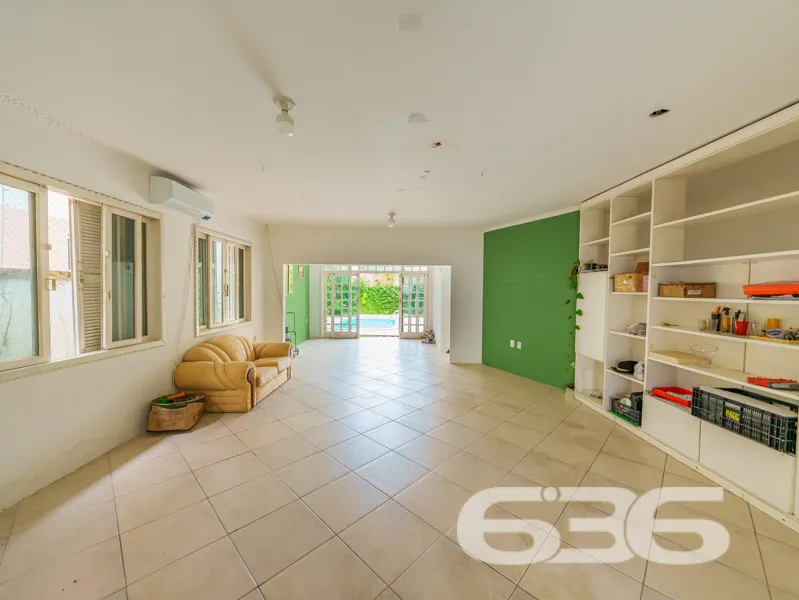 Casa à venda no bairro América em Joinville, com t