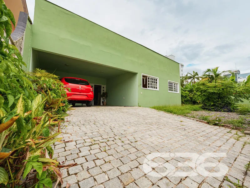 Casa à venda no bairro América em Joinville, com t