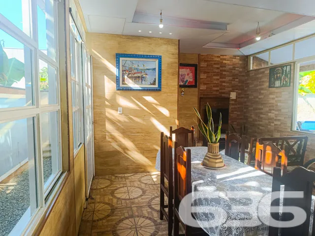 Descubra um lar espaçoso e convidativo, ideal para