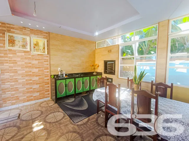 Descubra um lar espaçoso e convidativo, ideal para