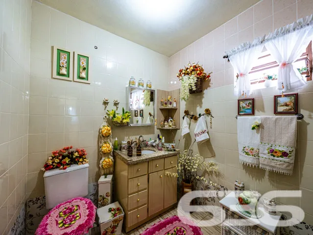 Residência tipo sobrado, localizada no tranquilo b