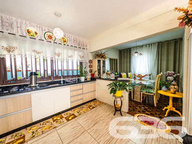 Residência tipo sobrado, localizada no tranquilo b