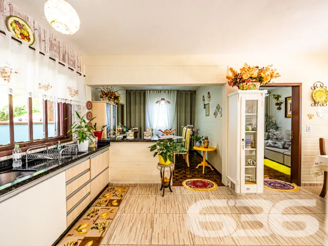 Residência tipo sobrado, localizada no tranquilo b