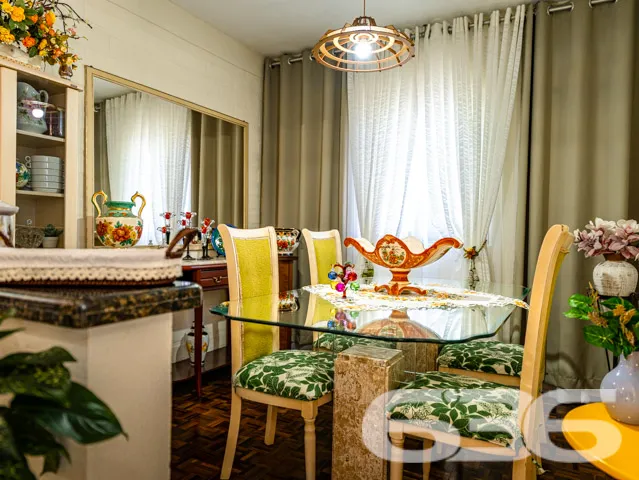 Residência tipo sobrado, localizada no tranquilo b