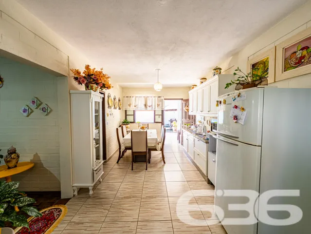 Residência tipo sobrado, localizada no tranquilo b