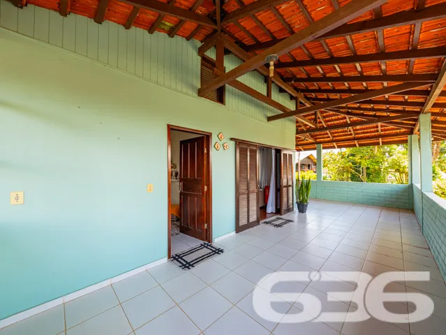 Residência tipo sobrado, localizada no tranquilo b