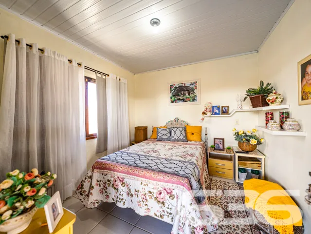 Residência tipo sobrado, localizada no tranquilo b