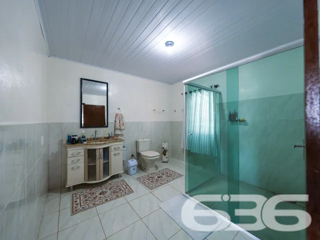 Residência tipo sobrado, localizada no tranquilo b