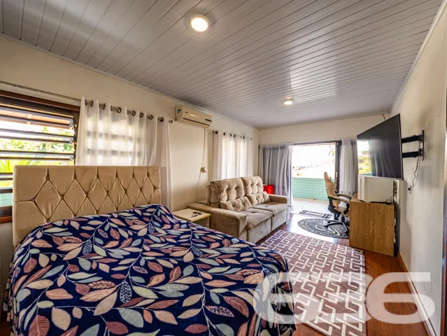 Residência tipo sobrado, localizada no tranquilo b