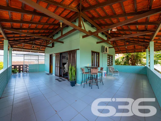 Residência tipo sobrado, localizada no tranquilo b