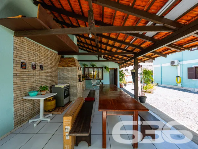 Residência tipo sobrado, localizada no tranquilo b