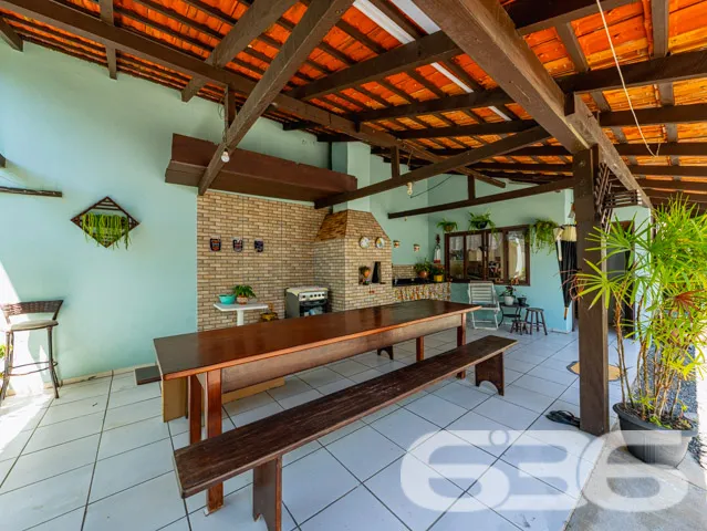 Residência tipo sobrado, localizada no tranquilo b