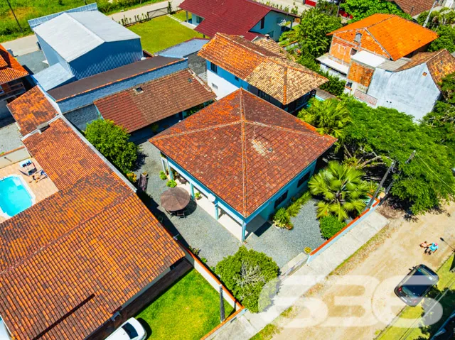 Residência tipo sobrado, localizada no tranquilo b