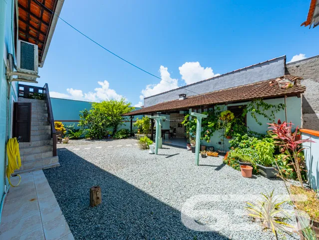 Residência tipo sobrado, localizada no tranquilo b