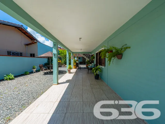 Residência tipo sobrado, localizada no tranquilo b