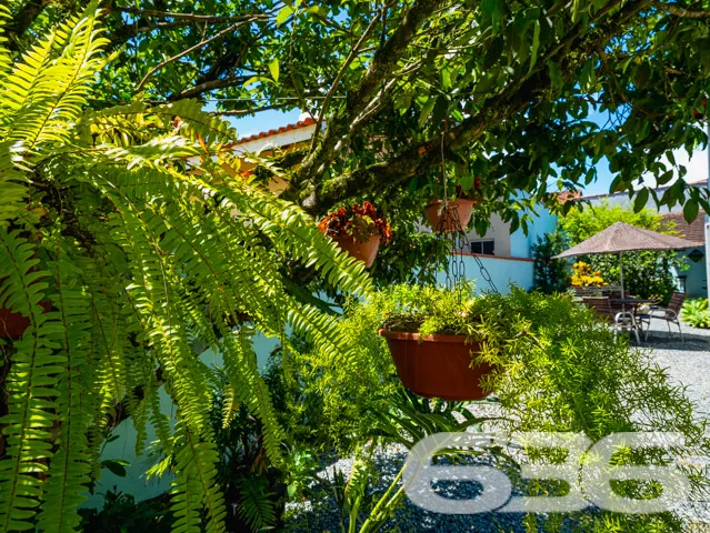 Residência tipo sobrado, localizada no tranquilo b