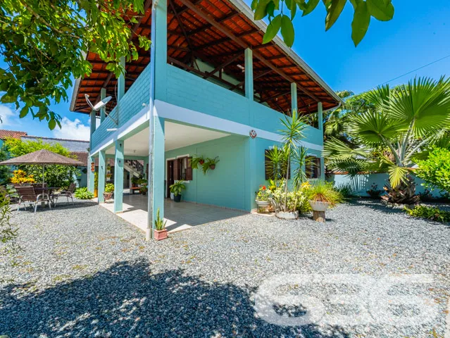 Residência tipo sobrado, localizada no tranquilo b