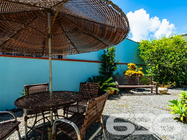 Residência tipo sobrado, localizada no tranquilo b