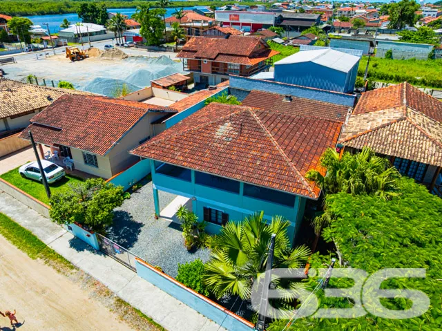 Residência tipo sobrado, localizada no tranquilo b