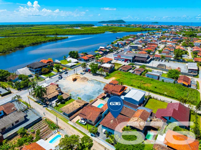 Residência tipo sobrado, localizada no tranquilo b