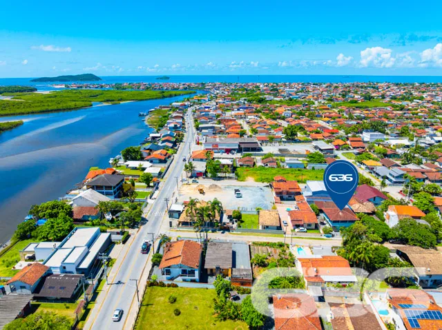 Residência tipo sobrado, localizada no tranquilo b