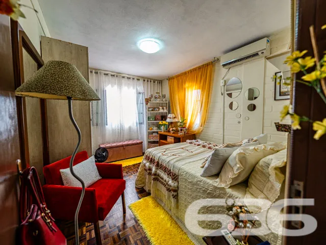 Residência tipo sobrado, localizada no tranquilo b