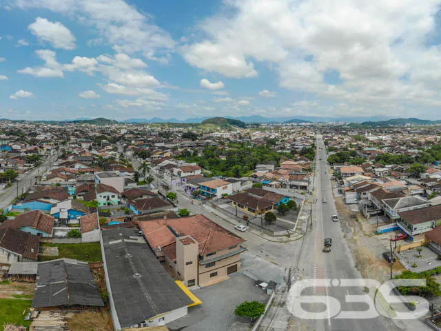 Sobrado à venda no bairro Guanabara em Joinville.