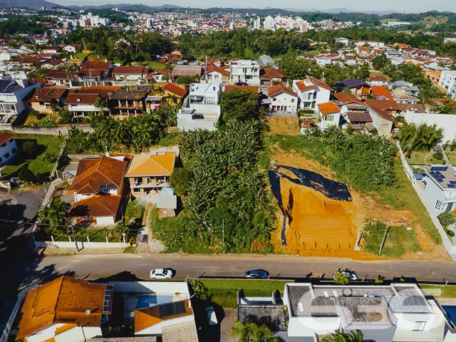TERRENO COM 830m² À VENDA, NO BAIRRO ANITA GARIBAL