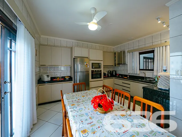 Temos o prazer de apresentar uma residência singul