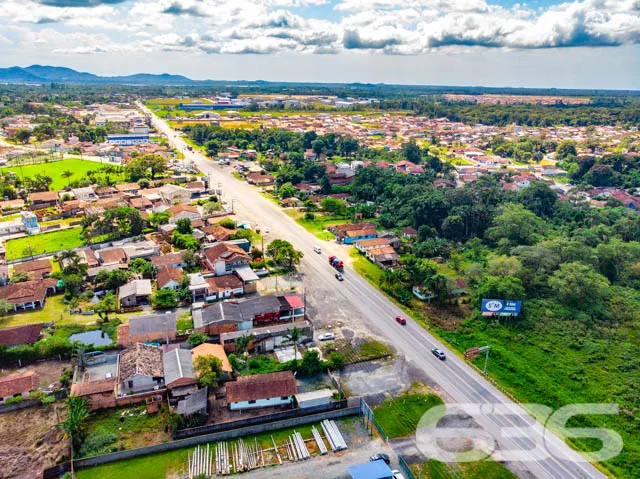 BELÍSSIMO TERRENO À VENDA NO CENTRO DE ARAQUARI.

