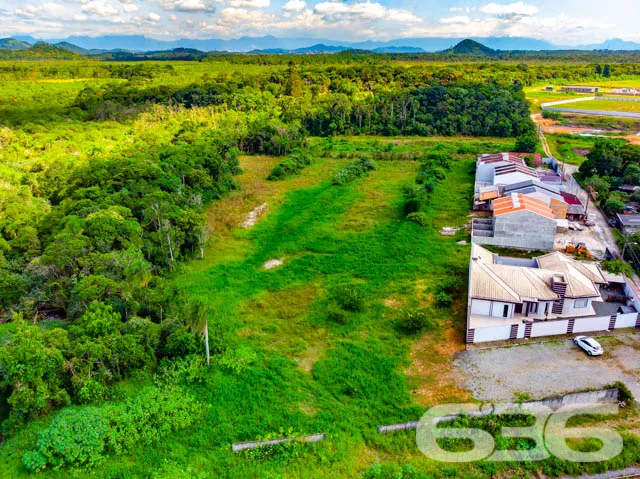 BELÍSSIMO TERRENO À VENDA NO CENTRO DE ARAQUARI.


