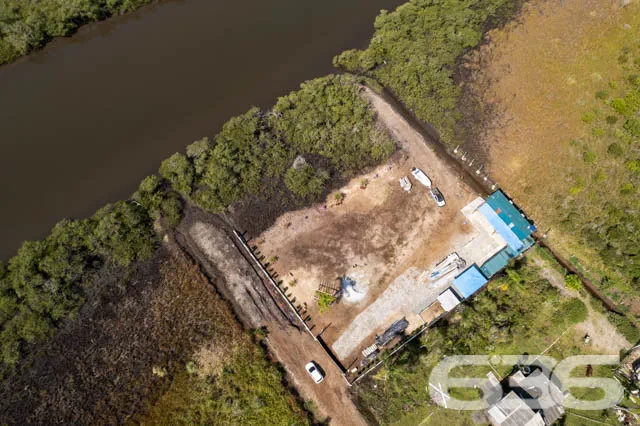 EXCELENTE CASA FUNDOS PARA O RIO EM BALNEÁRIO BARR