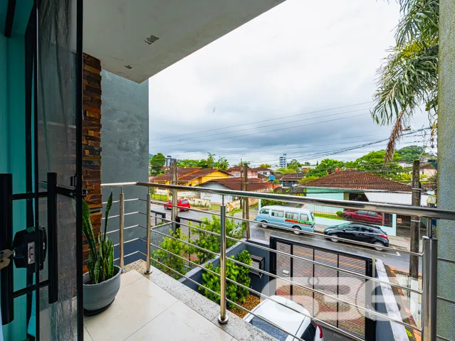 Este moderno sobrado, situado no coração do bairro