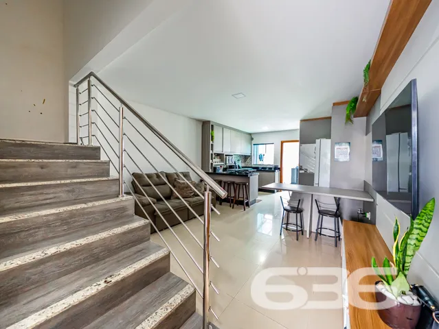 Este moderno sobrado, situado no coração do bairro