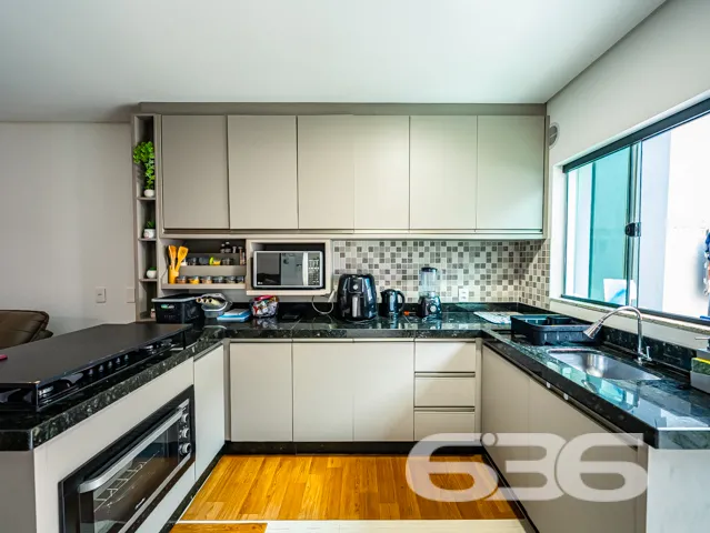 Este moderno sobrado, situado no coração do bairro